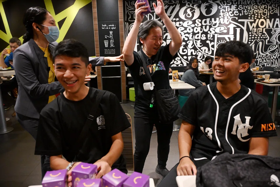 Customers exchanging their repeated BTS TinyTan figurines with one another.