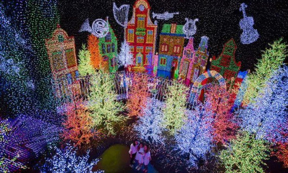This festive light display at Universal Studios Singapore just broke a Guinness World Record
