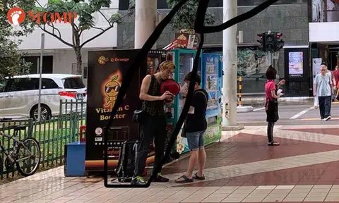 Superstar Steven Lim Kor Kor seen 'flexing' and showing off his '6-pack' in Bishan again
