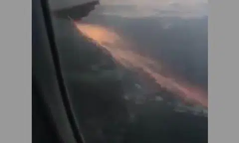 Sparks seen on Scoot passenger plane during descent to Singapore from Sydney