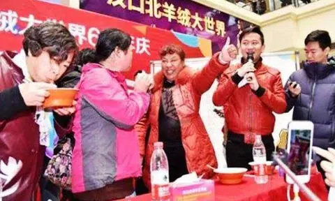 Chinese auntie gulps down noodles in 8 seconds, treats competitors to humble pie