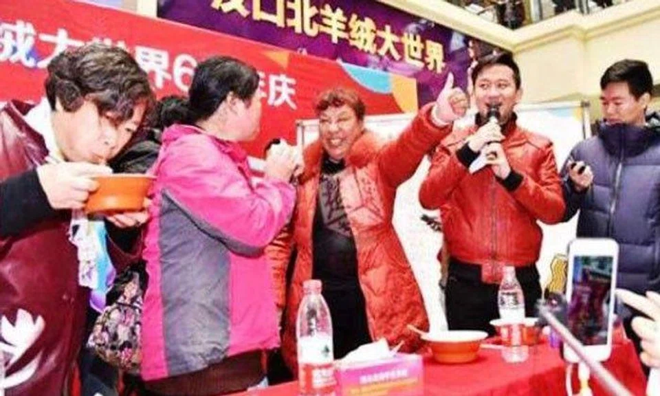 Chinese auntie gulps down noodles in 8 seconds, treats competitors to humble pie