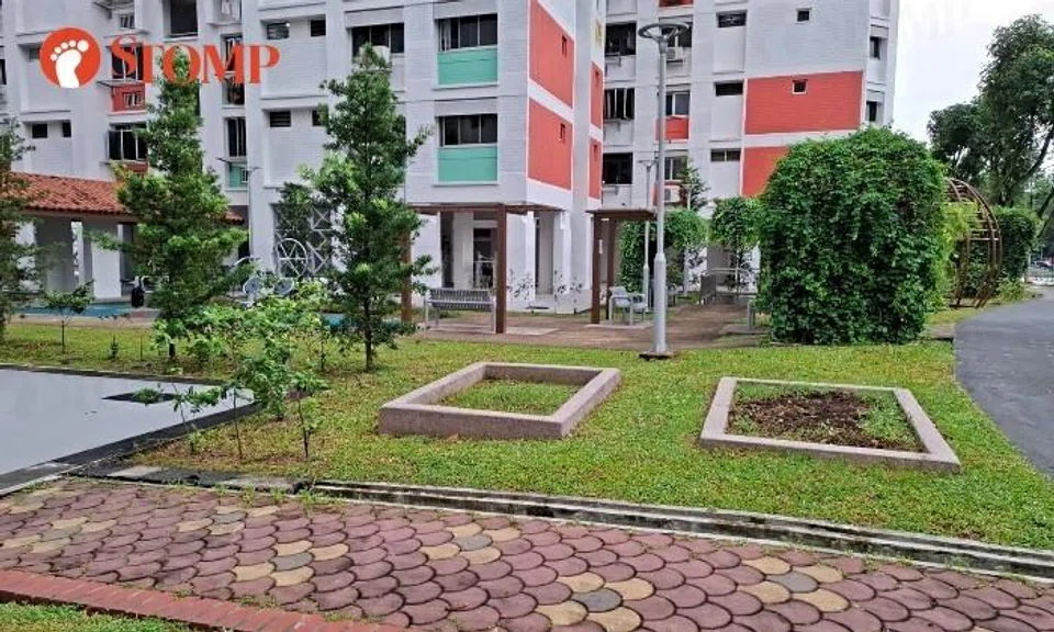 Another 'graveyard' garden in Jurong West?