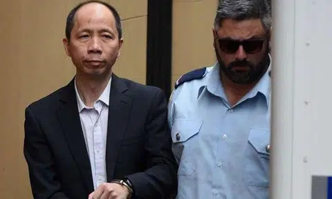 On the right: Robert Xie (Photo by EPA)