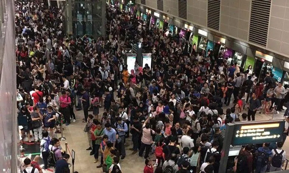 The crowd at Bishan MRT station on the Circle Line on Monday (Sept 11) morning. PHOTO: @POHLIM/TWITTER