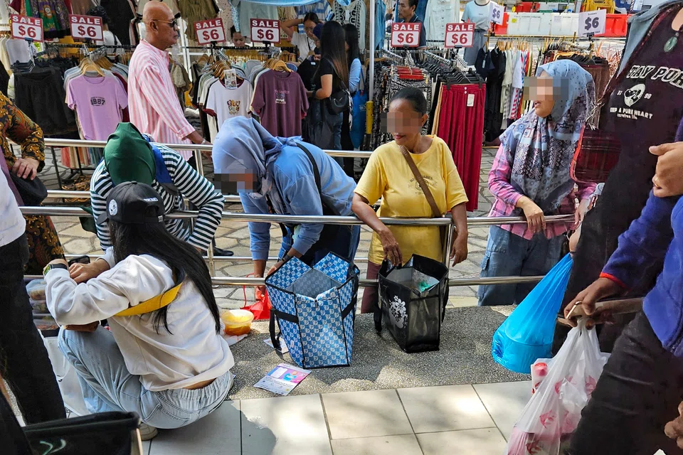 Some maids placed their foods in the open. PHOTO: SHIN MIN DAILY NEWS