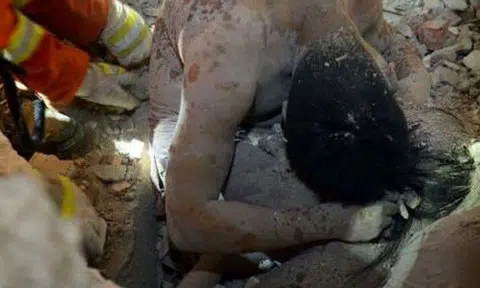 Heartbreaking photos: Father hugs daughter to save her from collapsing building in China