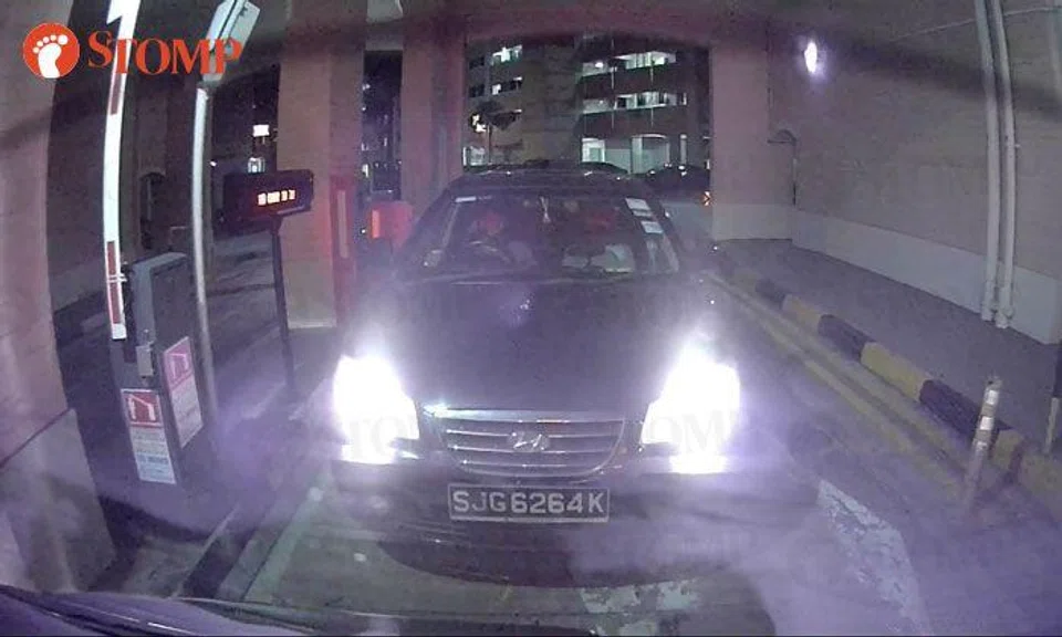 Driver with no card in IU tailgates car out of Jurong West carpark