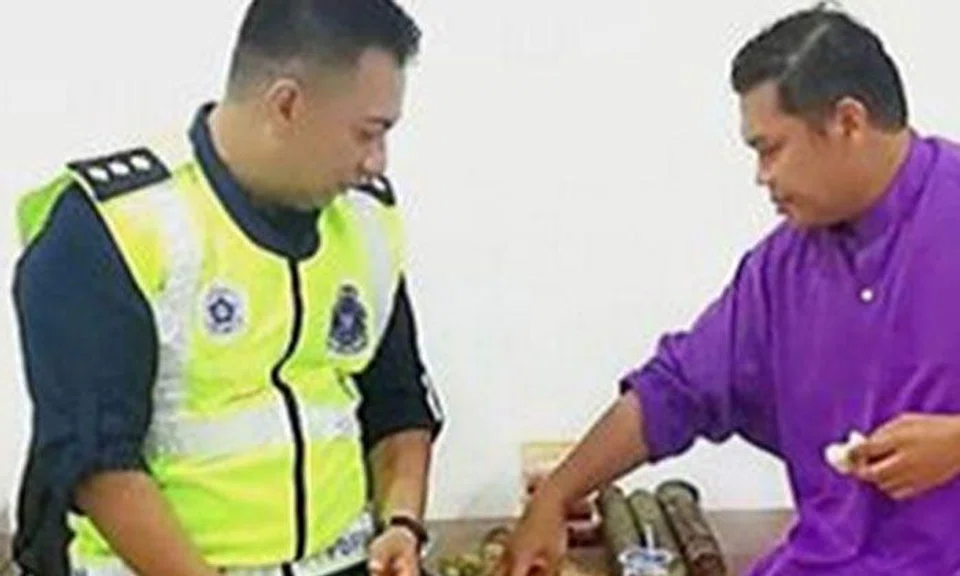 What kind Malaysian police officer did after getting approached by homeless man