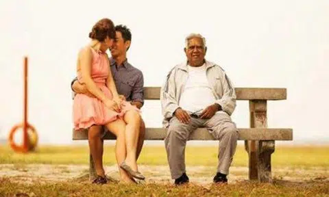 The heartwarming story behind this wedding photo taken at East Coast Park that Mr S R Nathan graced
