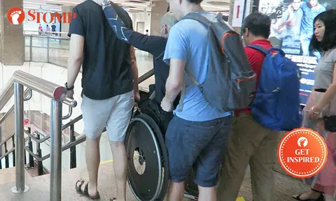 Passers-by unite to carry wheelchair-bound uncle down stairs at Tanjong Pagar MRT Station