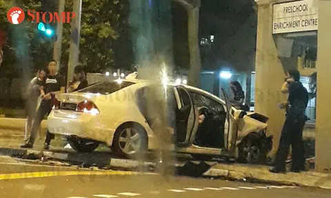 39-year-old female driver sent to hospital after 2-car accident at River Valley Road