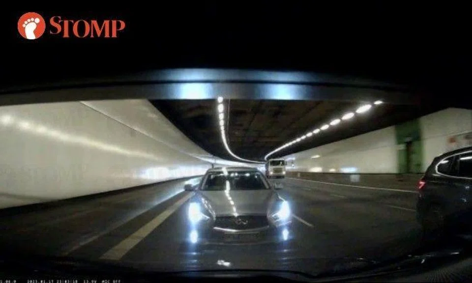 Sharing the rear dash cam video from the vehicle, Stomper Anonymous said: "A very impatient and uncivilised driver of SKP1240C expected cam car to give way after overtaking and pointed his middle finger at cam car."