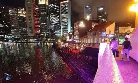 After SCDF received a call for water rescue assistance on Friday night, divers retrieved a body in the Singapore River in the stretch close to Boat Quay, approximately 60m from shore. PHOTO: LIANHE ZAOBAO
