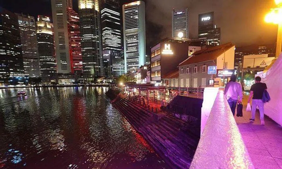 After SCDF received a call for water rescue assistance on Friday night, divers retrieved a body in the Singapore River in the stretch close to Boat Quay, approximately 60m from shore. PHOTO: LIANHE ZAOBAO