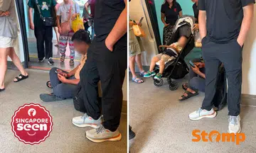 inconsiderate MRT commuters blocking train door