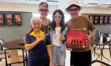 Hong Kong singer-actress Karen Mok (second from right) with (from far left), Kelly Jie Seafood staff member Alice Chong and Singaporean composer-producers Lee Si Song and Lee Wei Song.