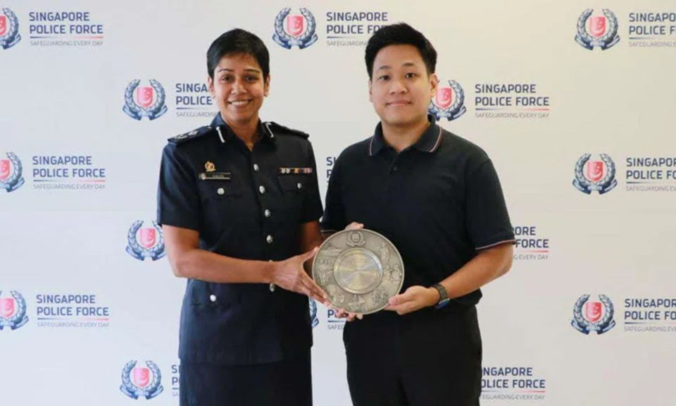 Assistant Commissioner (AC) of Police M. Malathi, Commander of Airport Police Division (APD), presented the Public Spiritedness Award to the cabin crew member in recognition of his vigilance in detecting the theft.