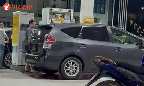 Stomper embarrassed to see fellow S'porean rocking car while pumping petrol in JB