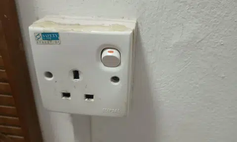 tourist complains about hotel not providing travel adaptor