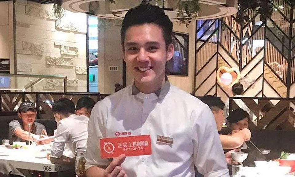 Handsome waiter at S'pore Hai Di Lao outlet has got netizens hungry for more than just hot pot