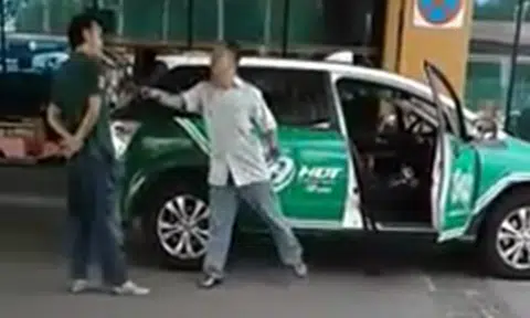 What's going on here? Cabby and Grab driver hurl vulgarities at each other