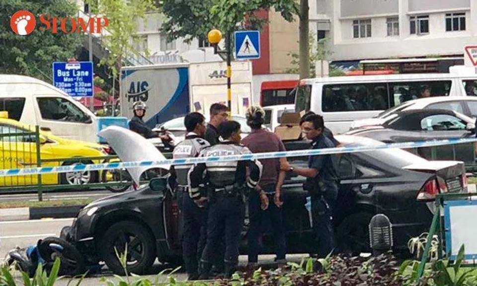 2 men arrested for possession of offensive weapons, drug-related offences after police chase at Alexandra Rd
