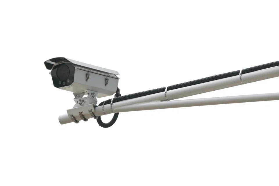 Under the ERP X trial, cameras mounted overhead automatically recognise vehicle licence plate numbers, and toll payments are handled automatically through a smartphone app. 