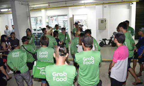 E-scooters banned on footpaths: Food delivery riders meet Shanmugam to voice concerns over new rule