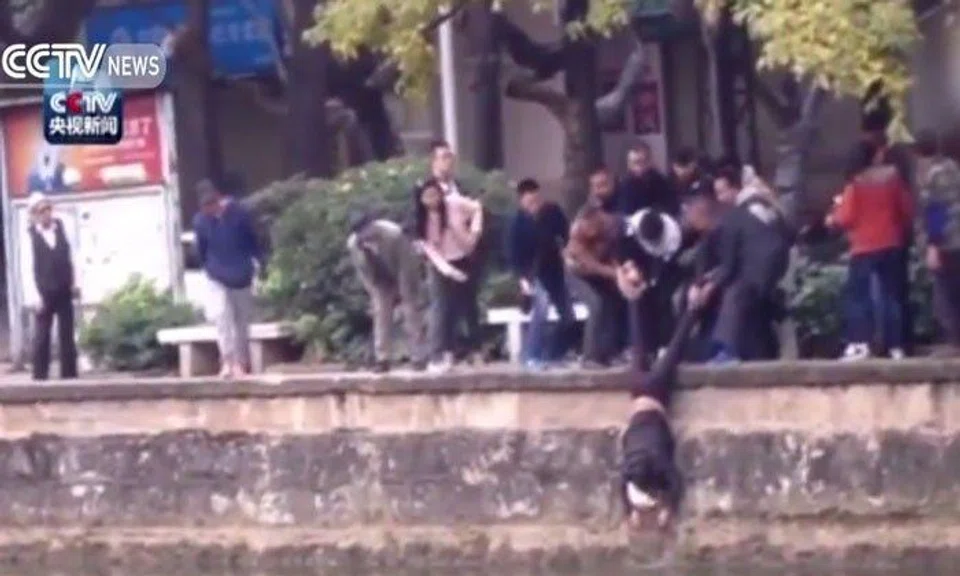 Elderly man escapes death in Kunming river -- thanks to passers-by who form human ladder 