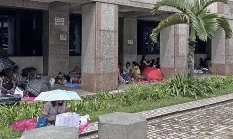 Hundreds of maids hang out in corridors of former SMRT HQ building