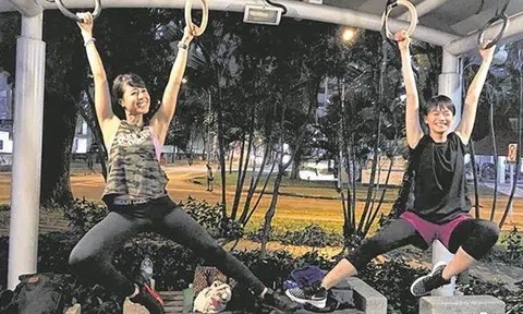 Photo: Lianhe Wanbao. Felicia Chin (right)