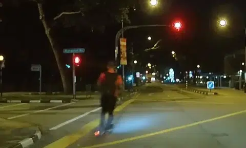 E-scooter rider shows just how little respect he has for his life