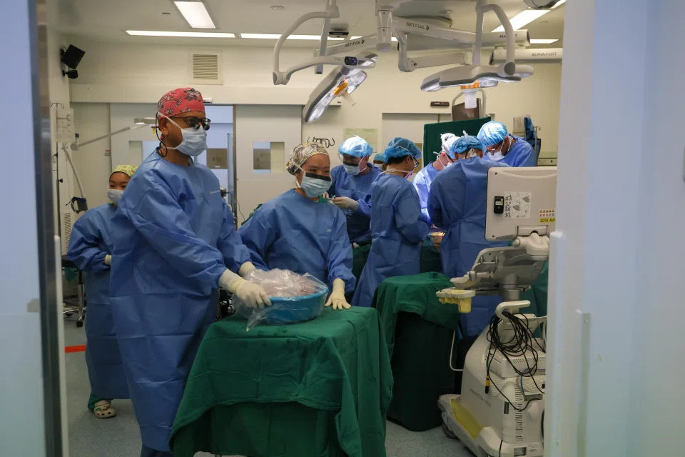A transplant team transporting a portion of a donor’s liver to the recipient.