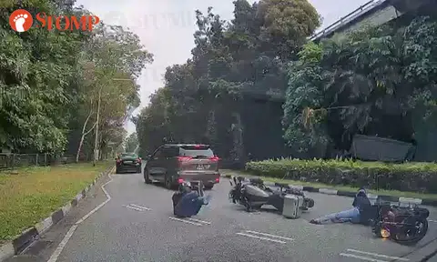 Video shows driver causing chain collision involving 2 cars and 2 motorcycles on slip road to SLE