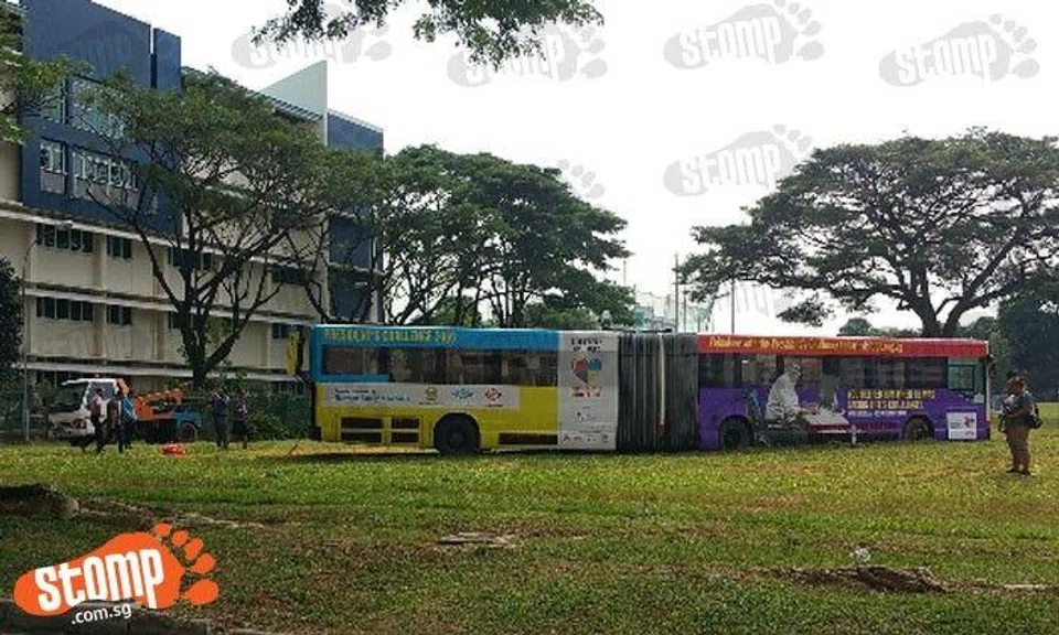 SMRT bus stuck at Kim Keat Avenue for 10 hours got towed
