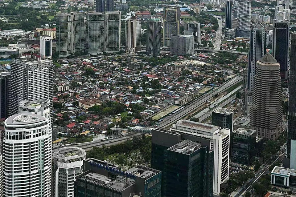 Tourist alleges police extortion in Kuala Lumpur, sparking outrage among netizens.