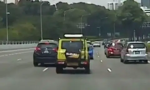 'Childish' drivers play overtaking game on expressway