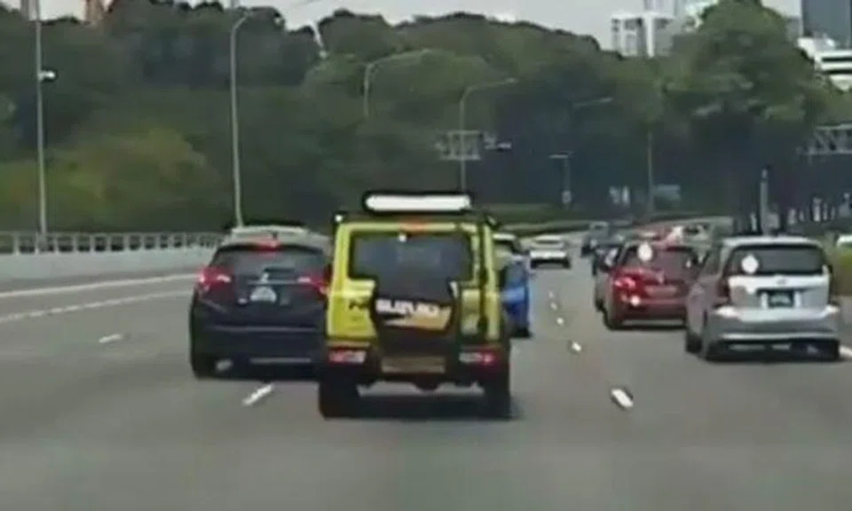 'Childish' drivers play overtaking game on expressway
