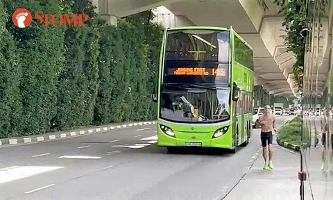 Stomper Ganesz shared a video of a shirtless jogger on the road blocking a bus approaching a bus stop, forcing the double-decker to slow down behind him.