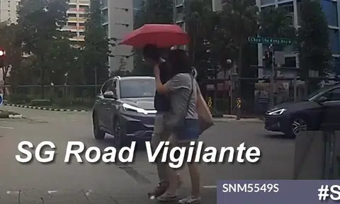 BYD Atto runs red light and nearly hits car, bus and pedestrians at Choa Chu Kang junction