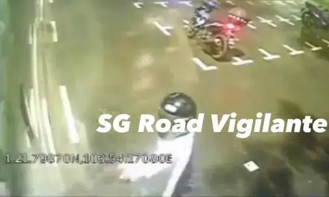 Motorcyclist caught on video throwing liquid onto bus exterior in carpark, netizens say it's urine