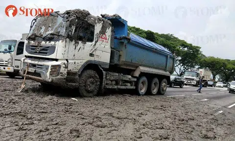 Mud spills from tipper truck and covers 3 lanes along Jurong West Avenue 2
