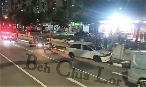 Man arrested after crashing into lamp post in accident with van while driving without licence