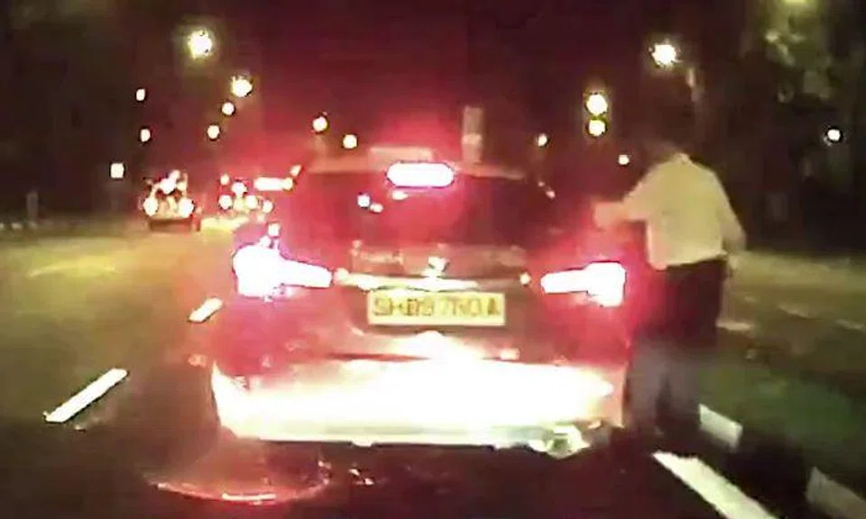 Cabby makes 'hard brake' to stop and pick up passenger -- on rightmost lane