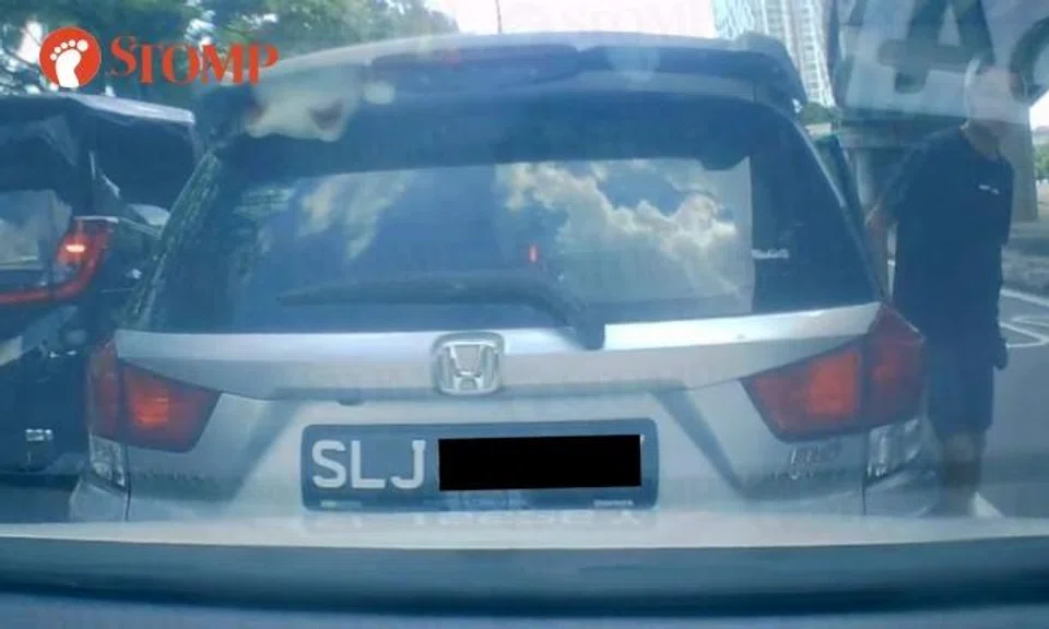 A Honda Mobilio reversed into the car behind it twice.