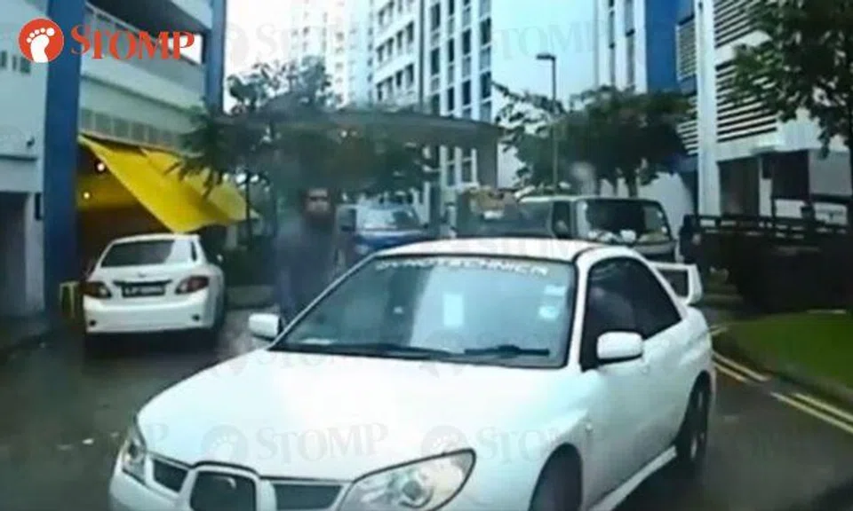 Subaru driver holds up traffic at Punggol for 3 minutes -- only to park in loading bay