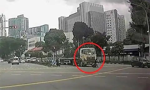 In a dashcam video posted on Facebook by Mr Fong Chun Cheong, a trailer truck can be seen going forward slowly at a traffic junction, with the driver seemingly unaware that there is a motorcycle in front of it.