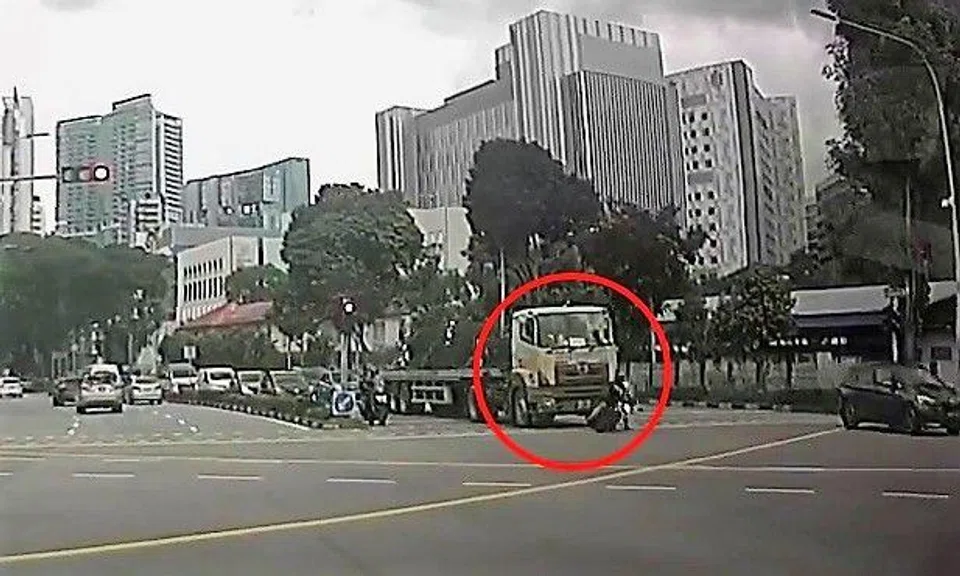 In a dashcam video posted on Facebook by Mr Fong Chun Cheong, a trailer truck can be seen going forward slowly at a traffic junction, with the driver seemingly unaware that there is a motorcycle in front of it.