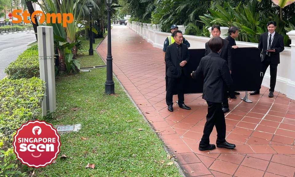 Security personnel block the public walkway outside Raffles Hotel, forcing pedestrians to detour, claimed the Stomper.
